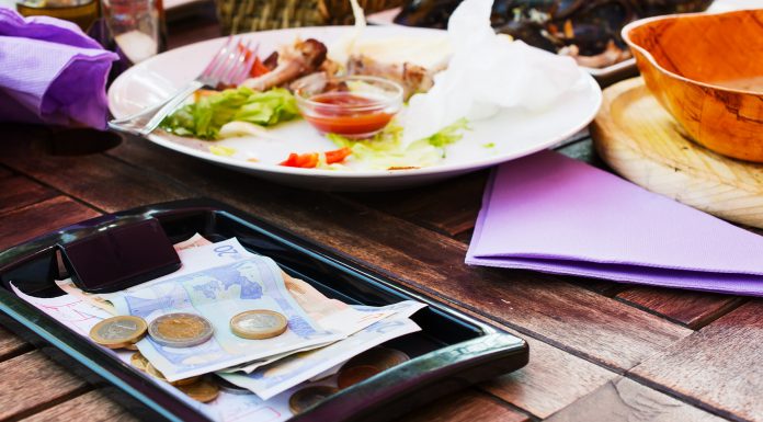 Płacenie kartą, a napiwki. Jak technologia zabija dobre obyczaje