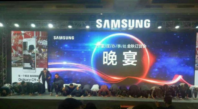 Samsung na kolanach! Samsung na kolanach