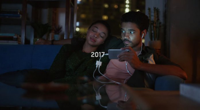 Samsung nową reklamą uderza w braki smartfonów Apple Samsung vs Apple
