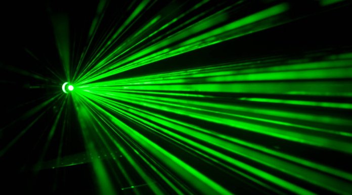 Alphabet pracuje nad przesyłem Internetu za pomocą laserów laser Internet