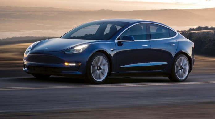 Elon Musk chce za darmo modernizować starsze Tesle Tesla Model 3