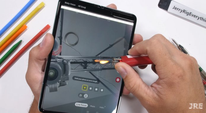 Samsung Galaxy Fold JerryRigEverything