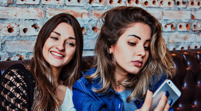 Android 11 „psuje” aparaty, Google wyłącza domyślne upiększanie twarzy aparat selfie